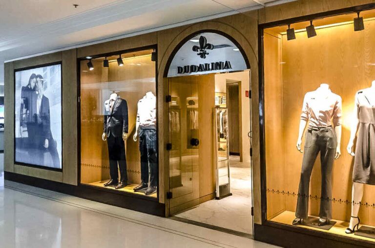 Tela tensionada em loja de roupas