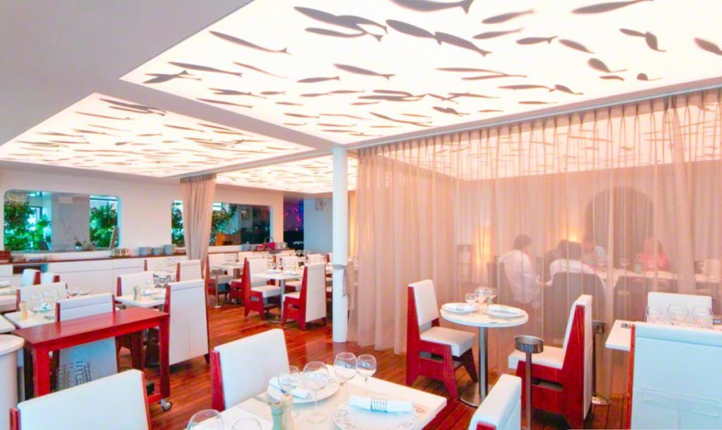 Teto de tela tensionada em restaurante